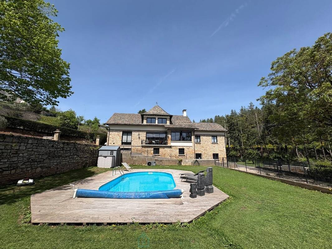 Propriété d'exception  274 m² habitables + 699 m² de dépendances et garages - photo 1