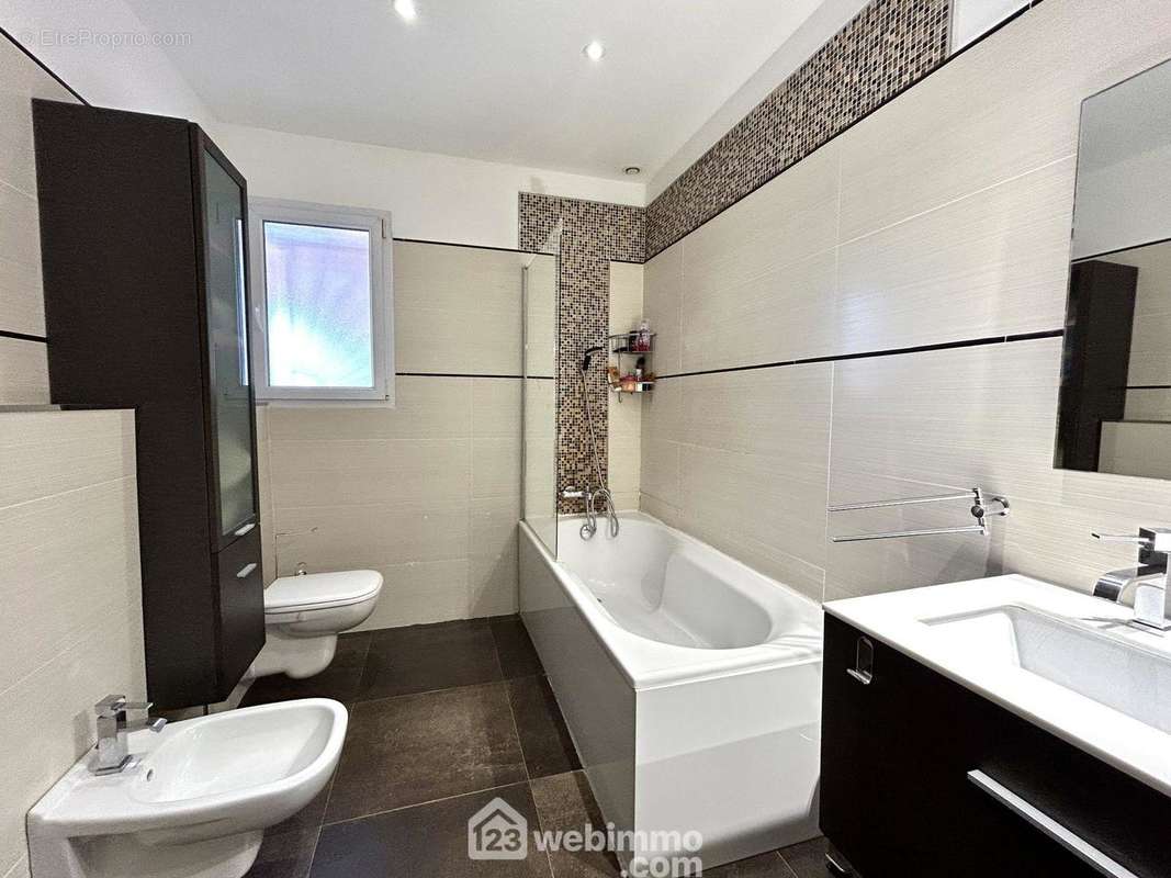 Salle de bains de 6 m2 - Maison à TALASANI