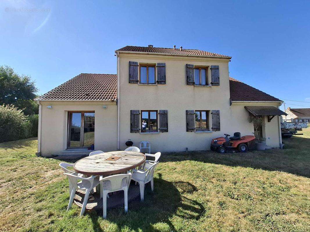 Maison/Pavillon proche LA FERTE VIDAME 9 pièce(s) 137.19 m2 avec terrain 1355m² - photo 2