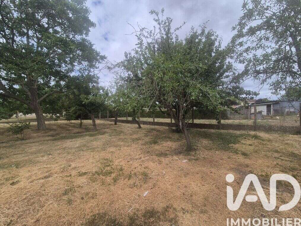 Terrain 663 m² à Sainte-Verge  - photo 3