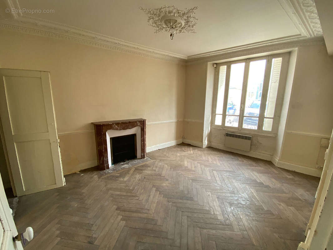 Maison à AILLANT-SUR-THOLON