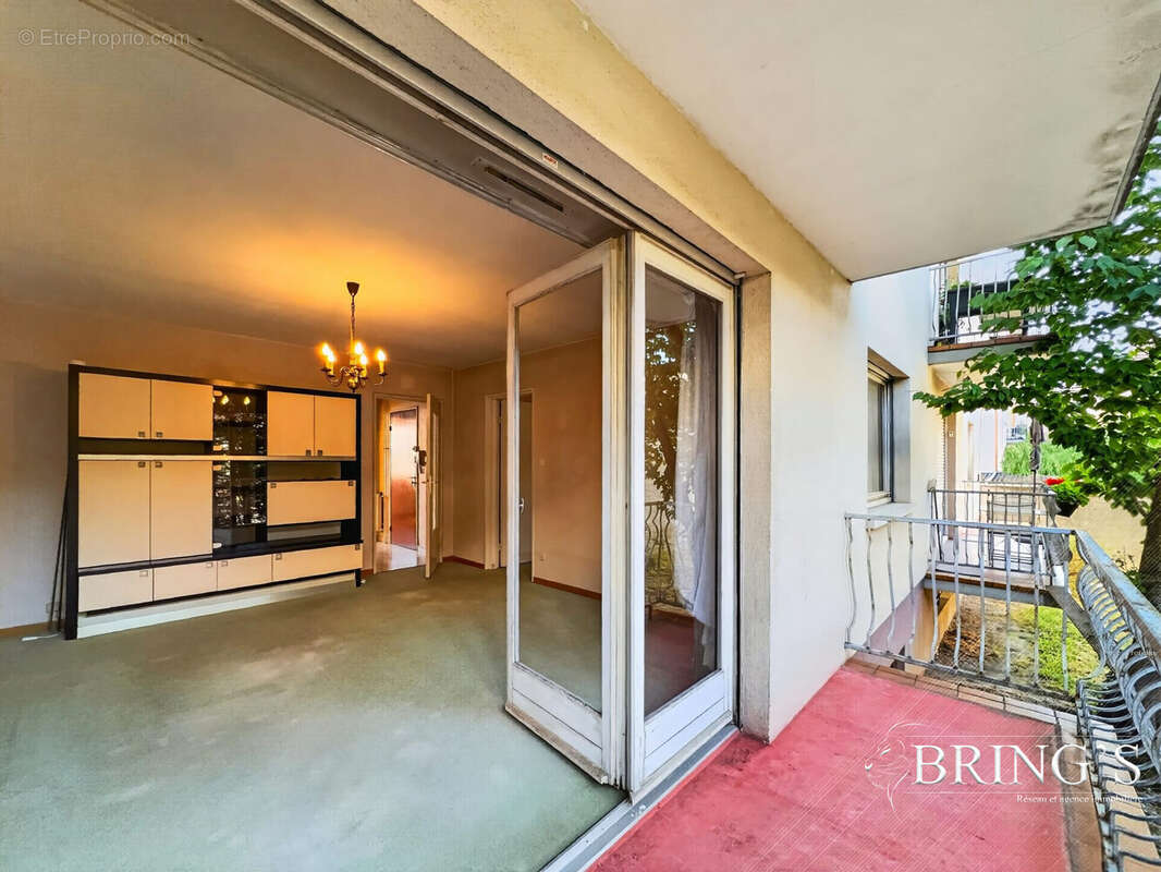 Salon et son balcon au calme