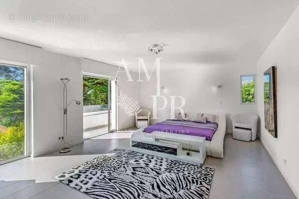 Sur les hauteurs de Cannes cette villa vue mer de 265m2 - photo 13