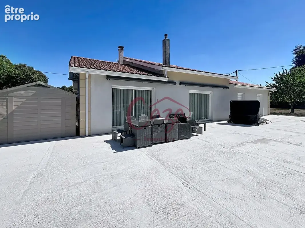 Maison de PLAIN PIED de 150 M2 RENOVEE - Secteur Camblanes / 1146 m2 de terrain arboré - photo 2