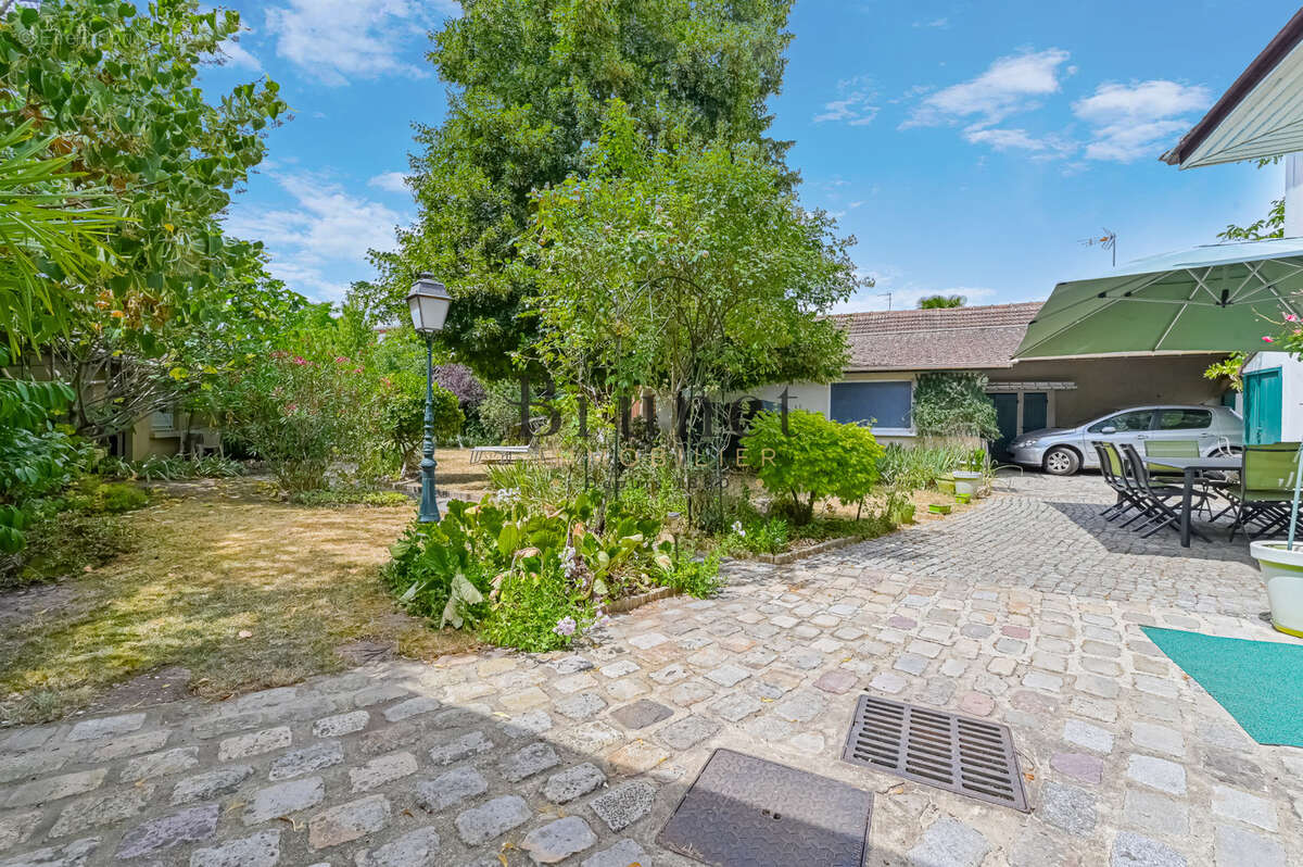 Le Parc, emplacement très recherché pour cette maison avec beaucoup de charme - photo 6