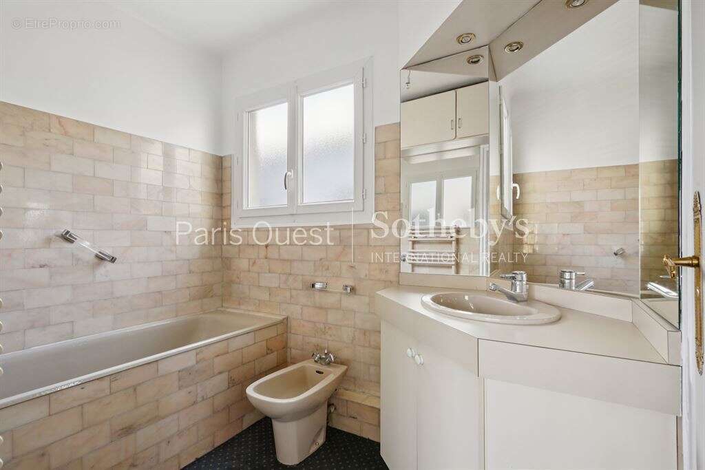 Appartement à NEUILLY-SUR-SEINE