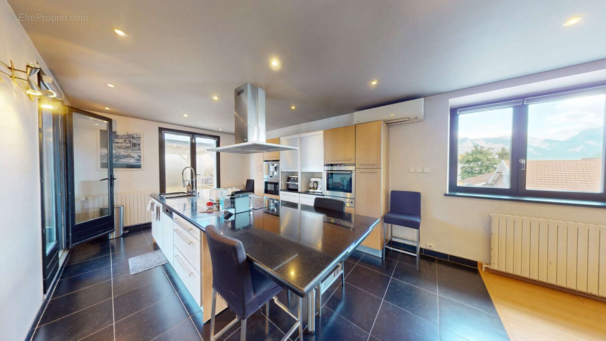 Ensemble immobilier rare de 547 m² habitation + local d'activité centre de gières - photo 5