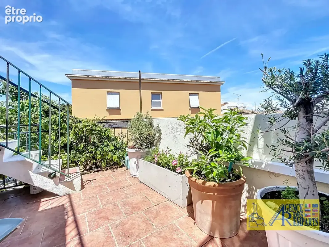 Maison de charme avec terrasse et  toit-terrasse   vue mer et vieille ville - Vieil Antibes - photo 4