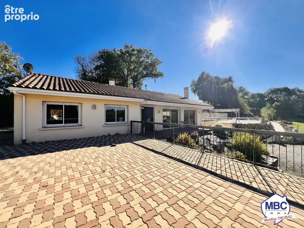 Propriété avec forêt, piscine et étang sur 1,48 hectare. - photo 4