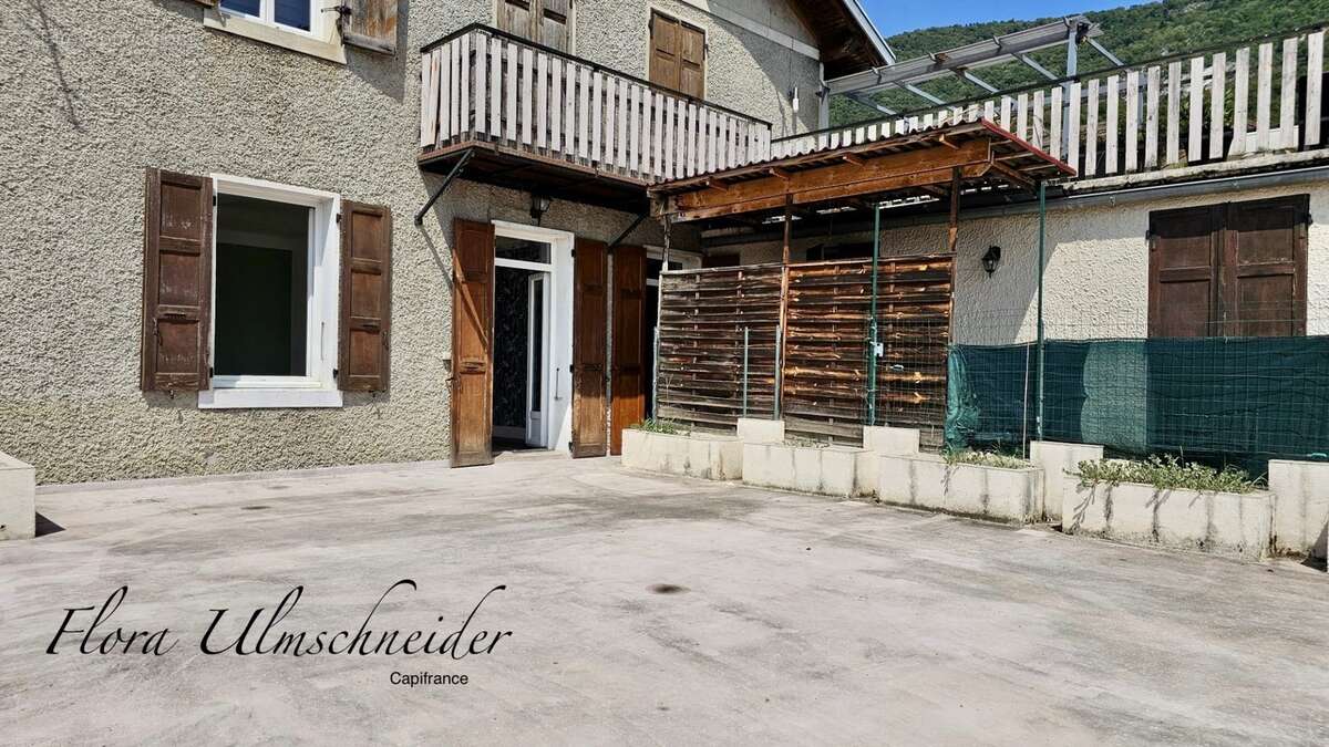 Au cœur du village de Chindrieux (73) – Ensemble immobilier avec appartement d'env. 134 m² à rénover, studio d'env. 32 m² rénové - photo 2