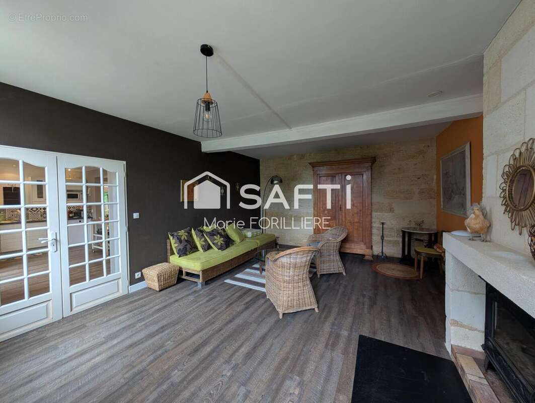 Maison 325 m² à Bayas  - photo 4