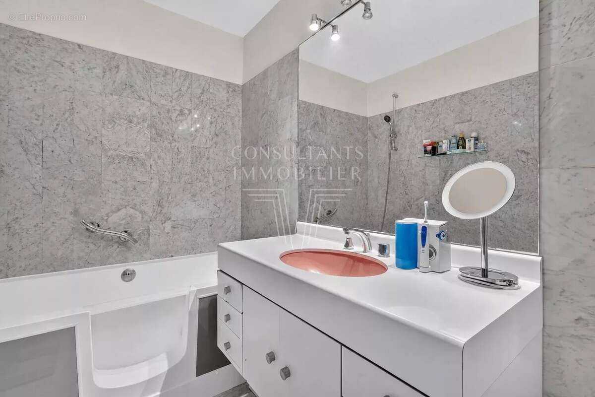Appartement à NEUILLY-SUR-SEINE