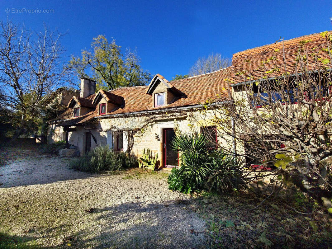 Maison et dépendances dans un hameau proche de Caylus - photo 2
