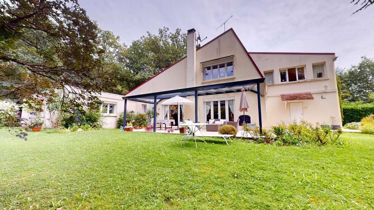 Maison à DAMPIERRE-EN-YVELINES
