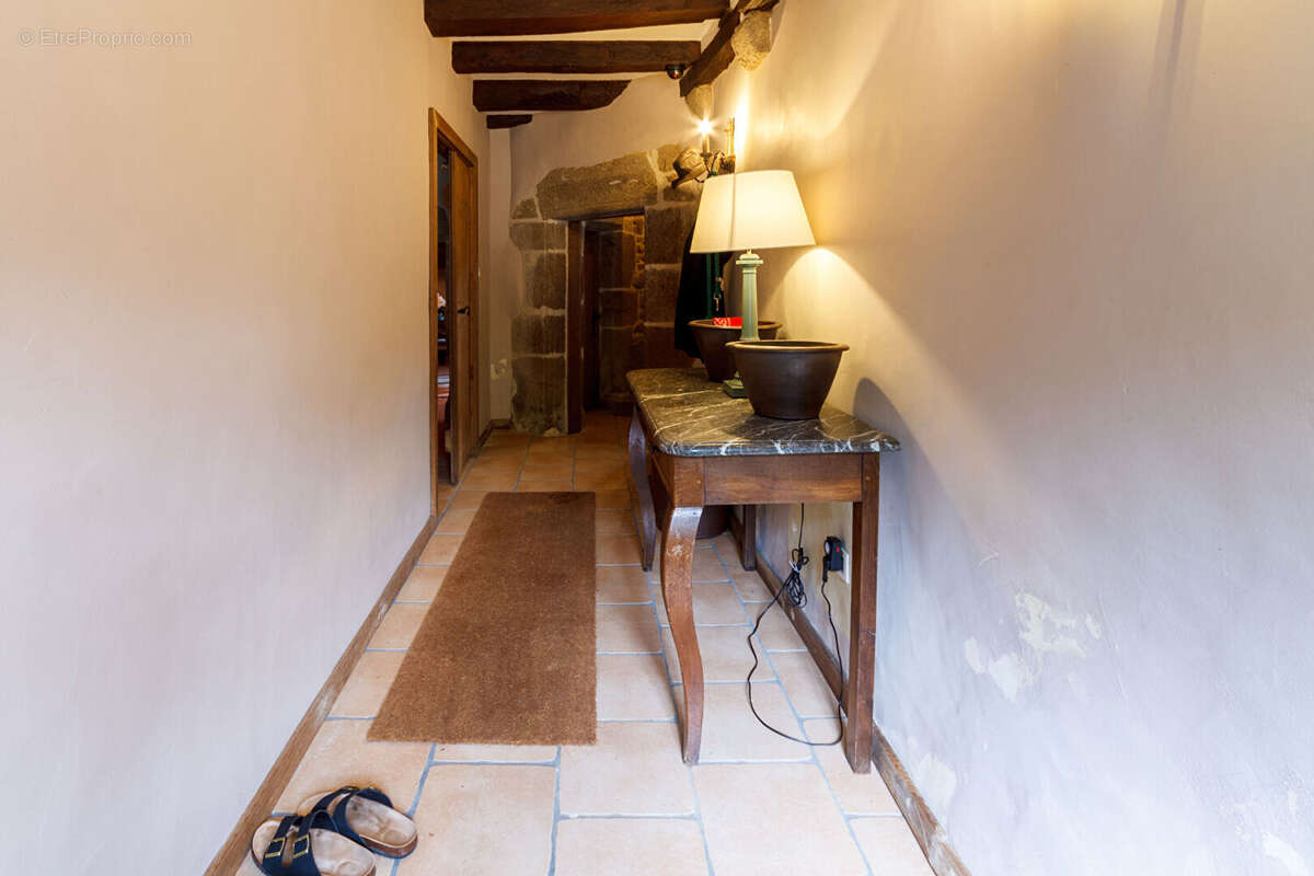 Mayenne : Manoir fortifié de 4 chambres avec dépendance, granges, boulangerie et enclos. - photo 3