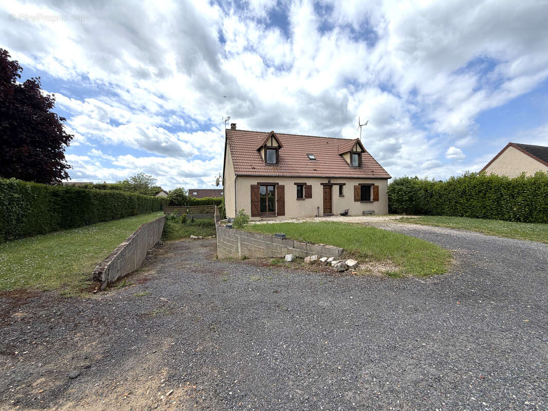 Maison à HOUDAN