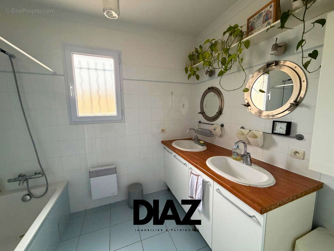 SAINT-CHAPTES   Villa de plain-pied 6 pièces de 120 m2 avec piscine et jardin paysagé - photo 9