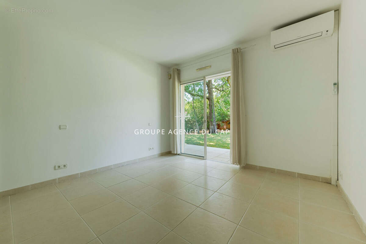 Superbe villa de plain-pied avec 5 chambres, piscine et double garage, proche golf et commerces - photo 8