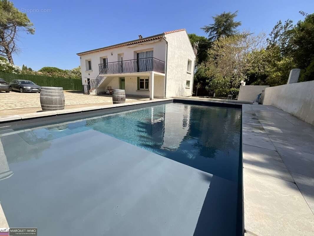 Beau potententiel !!! Pour cette lumineuse villa T4 offrant 92 m² + véranda de 37 m² + apt T2 de 50 m²  4 faces sur 1 069 m² ave - photo 8