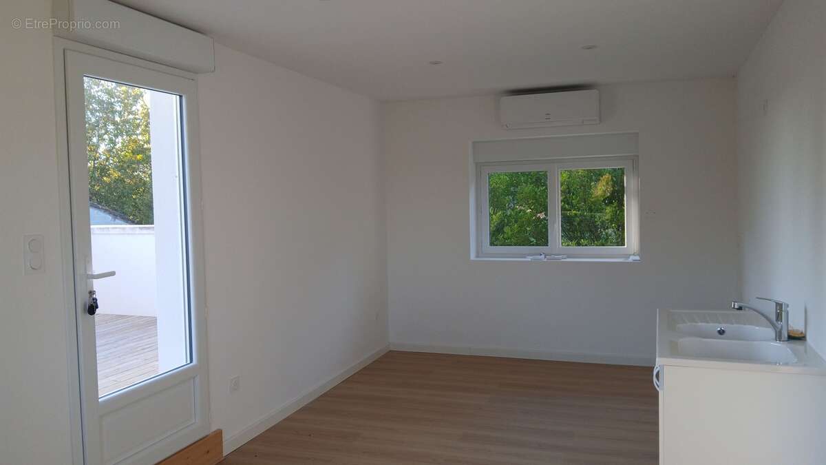 Appartement à MONTIGNAC-LE-COQ