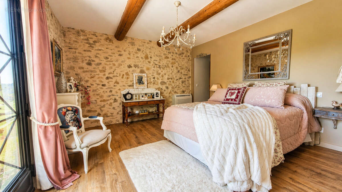 Maison à LA ROQUE-SUR-PERNES