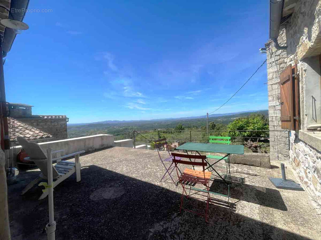 Dans un hameau typique, un ensemble immobilier de 3 maisons avec 8300 m2 de terrain et une vue splendide. - photo 3
