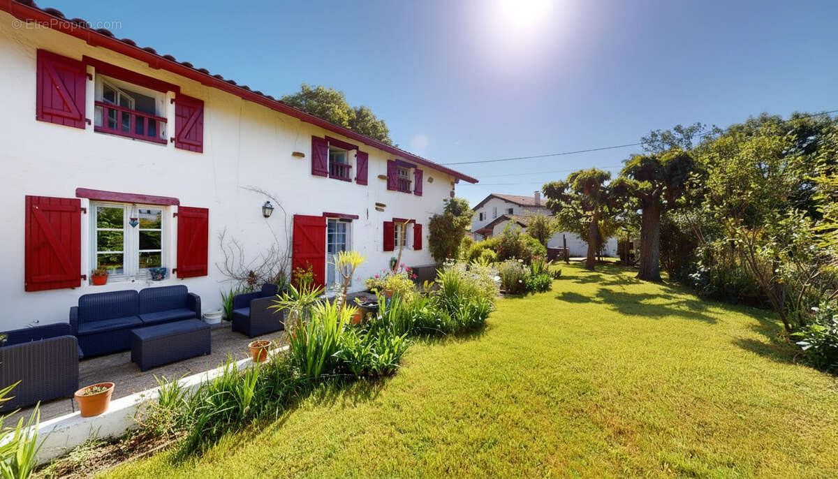 Maison à LARRESSORE