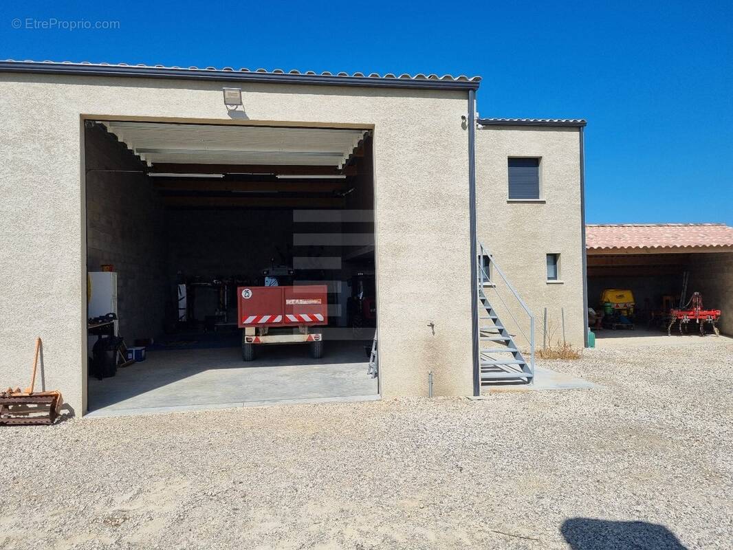 Commerce à LEZIGNAN-CORBIERES