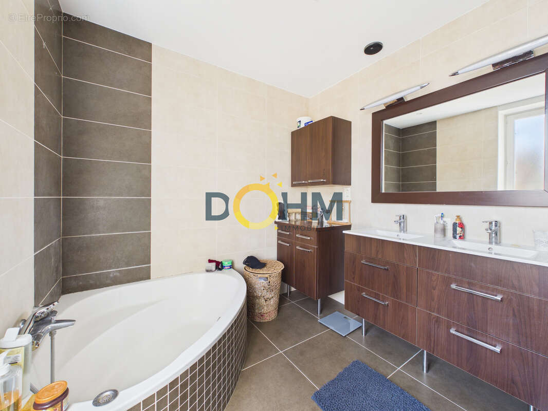 Appartement à MONTROND-LES-BAINS