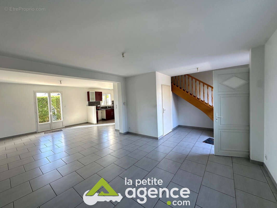 St Doulchard, vend pavillon type 5, 103 m2 habitable environ, jardin et garage - photo 3