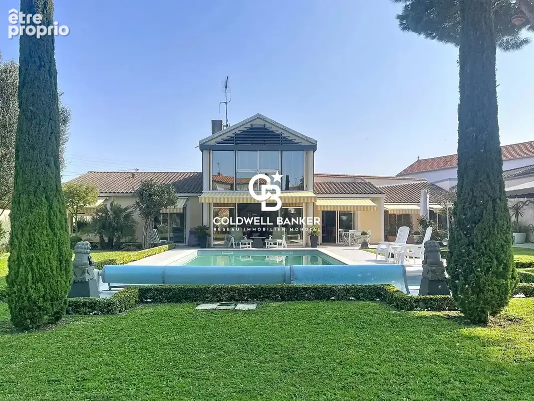 Une Oasis Confidentielle avec Piscine et Garage au Cœur de La Rochelle - photo 3
