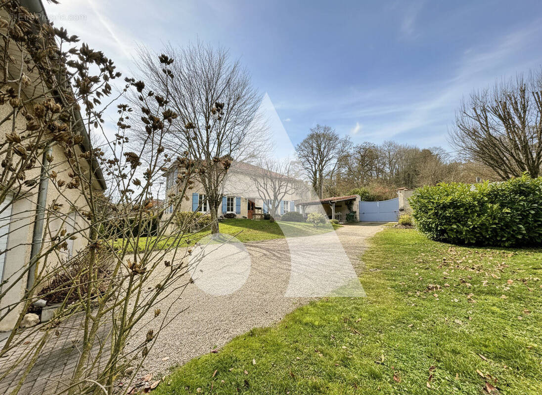 Maison à NEUFCHATEAU