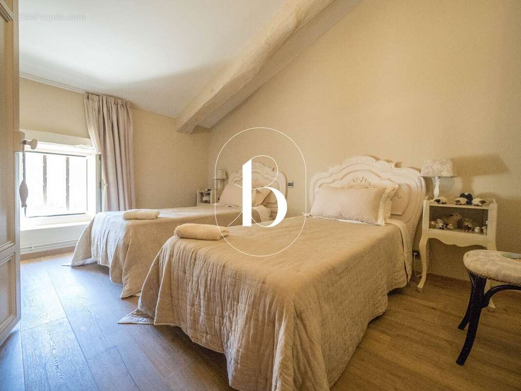 Maison à SAINT-LAURENT-DE-CARNOLS