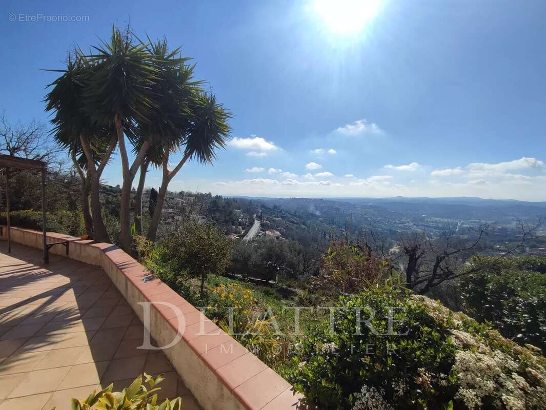Maison à CHATEAUNEUF-GRASSE
