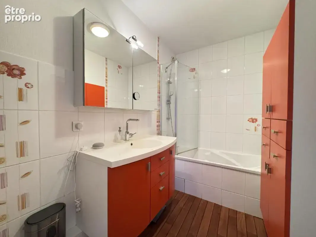Appartement type 5 - 3 chambres - proche tramway et commerce - photo 9