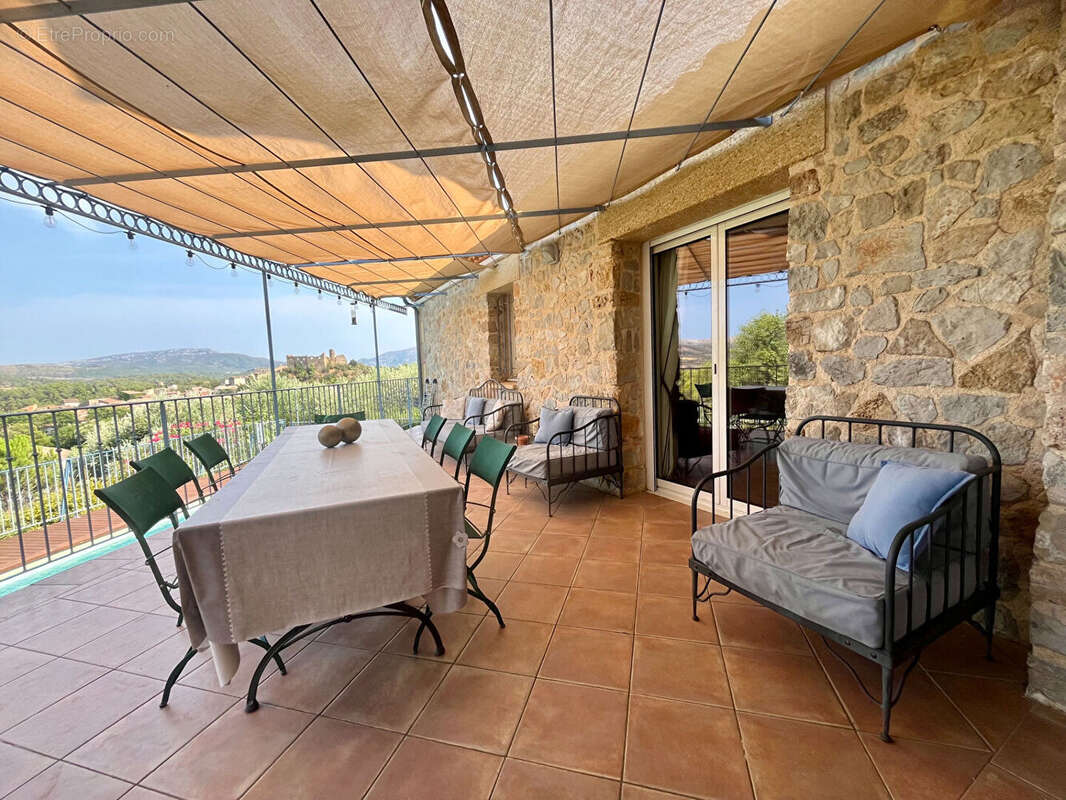 Luxueuse villa , 5 chambres avec piscine et garage, climatisation et vue panoramique exceptionnelle. - photo 2