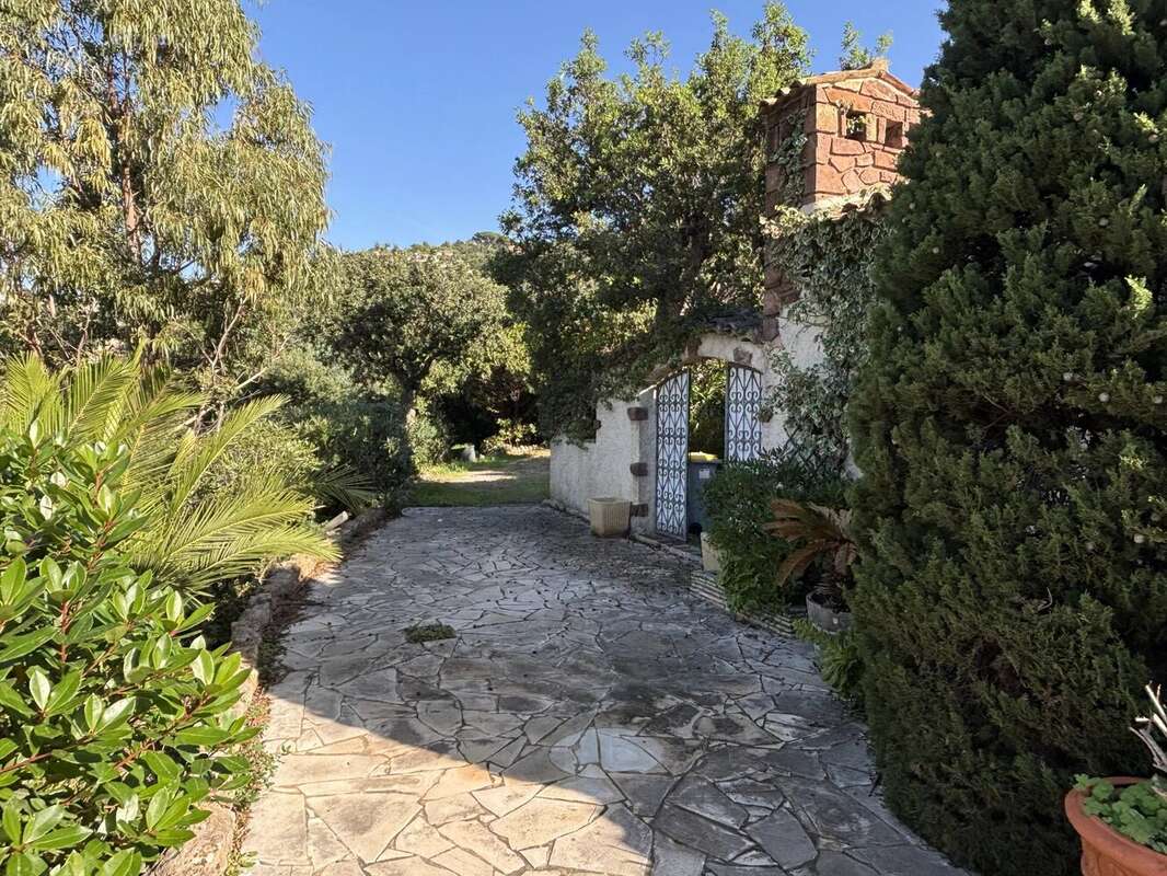 Maison à LES ISSAMBRES