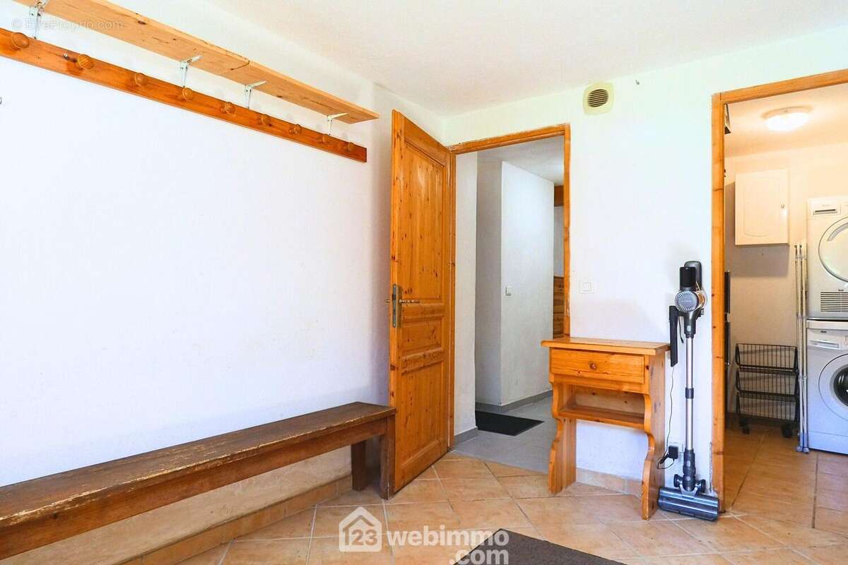 Une deuxième entrée donne sur le ski-room aux volumes généreux, - Appartement à CREST-VOLAND