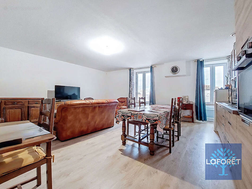 Immeuble de rapport avec local commercial et appartement Centre-bourg - photo 9