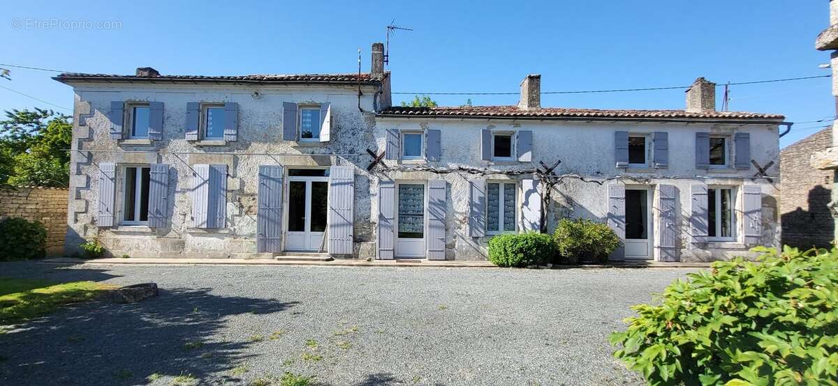 Maison à SAINT-GEORGES-DE-LONGUEPIERRE