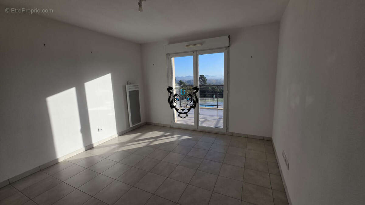 Appartement à ROQUEBRUNE-SUR-ARGENS