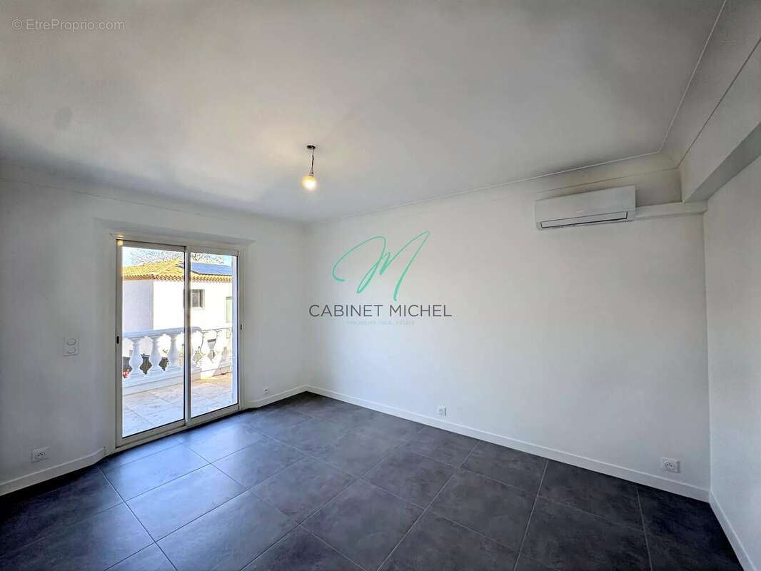 Appartement à LA ROQUETTE-SUR-SIAGNE