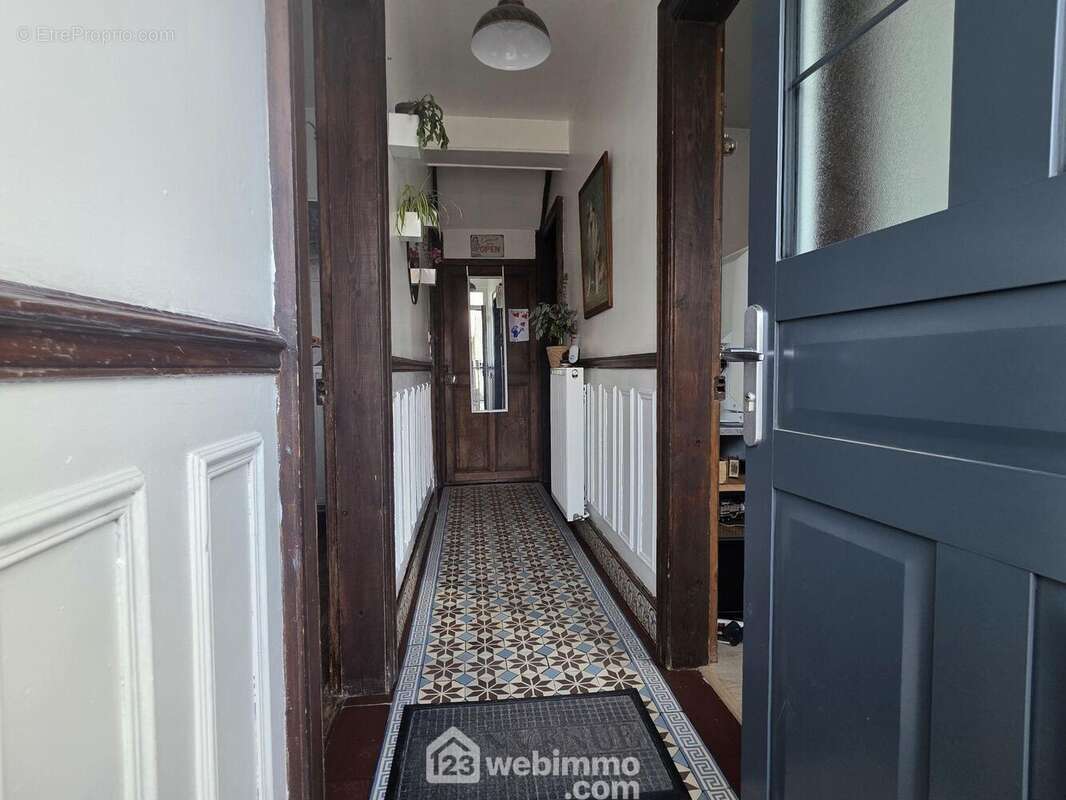 Poursuivons la visite et découvrons l?intérieur de cette maison? - Maison à LAON