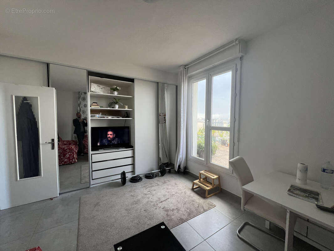 T2 avec terrasse de 40m2 et parking - photo 2
