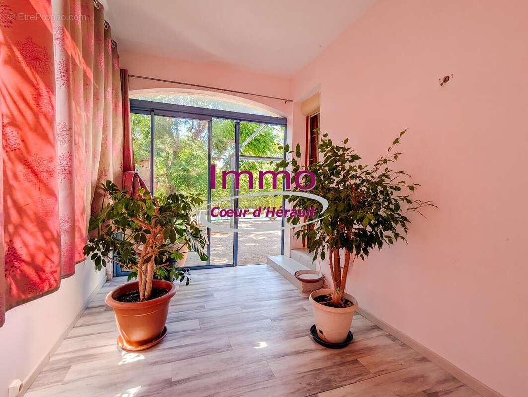 Grande villa avec piscine et dépendance - photo 11