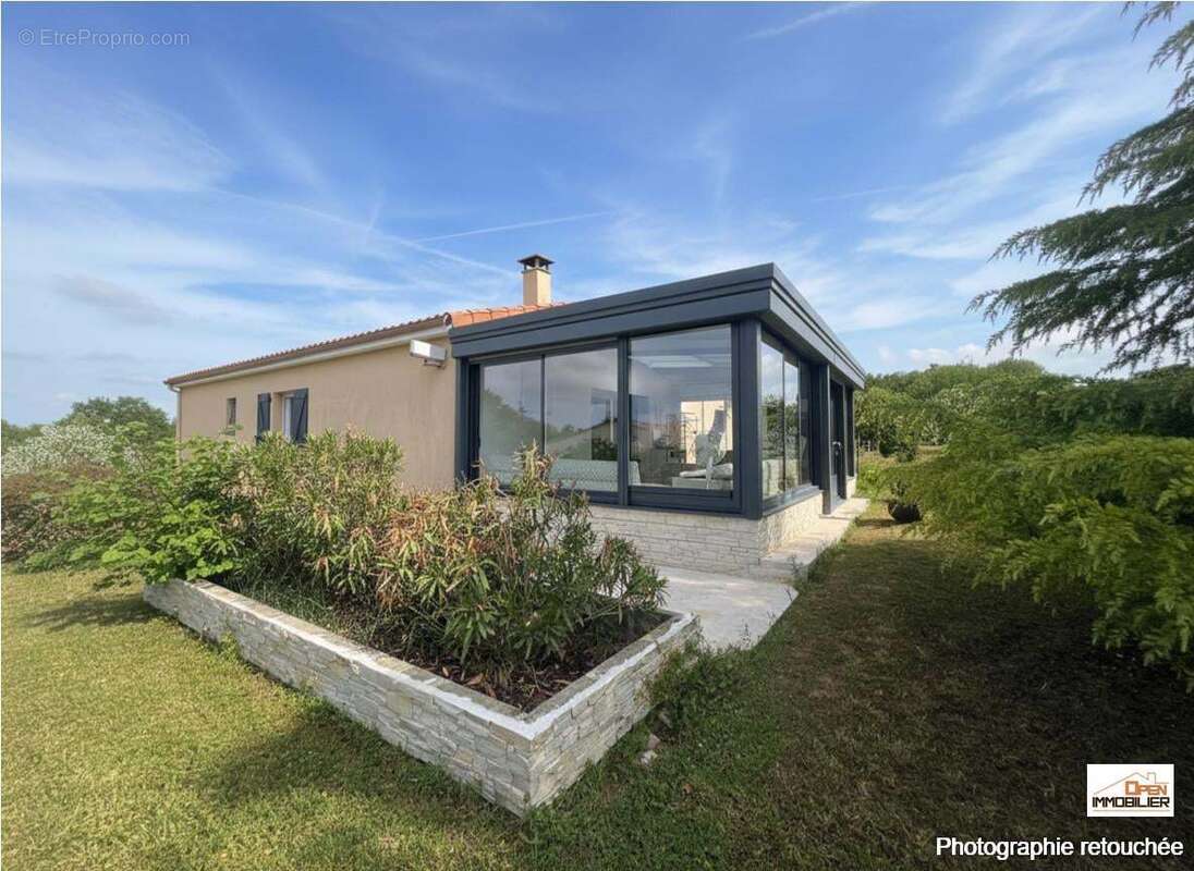 Maison à DOUZAT