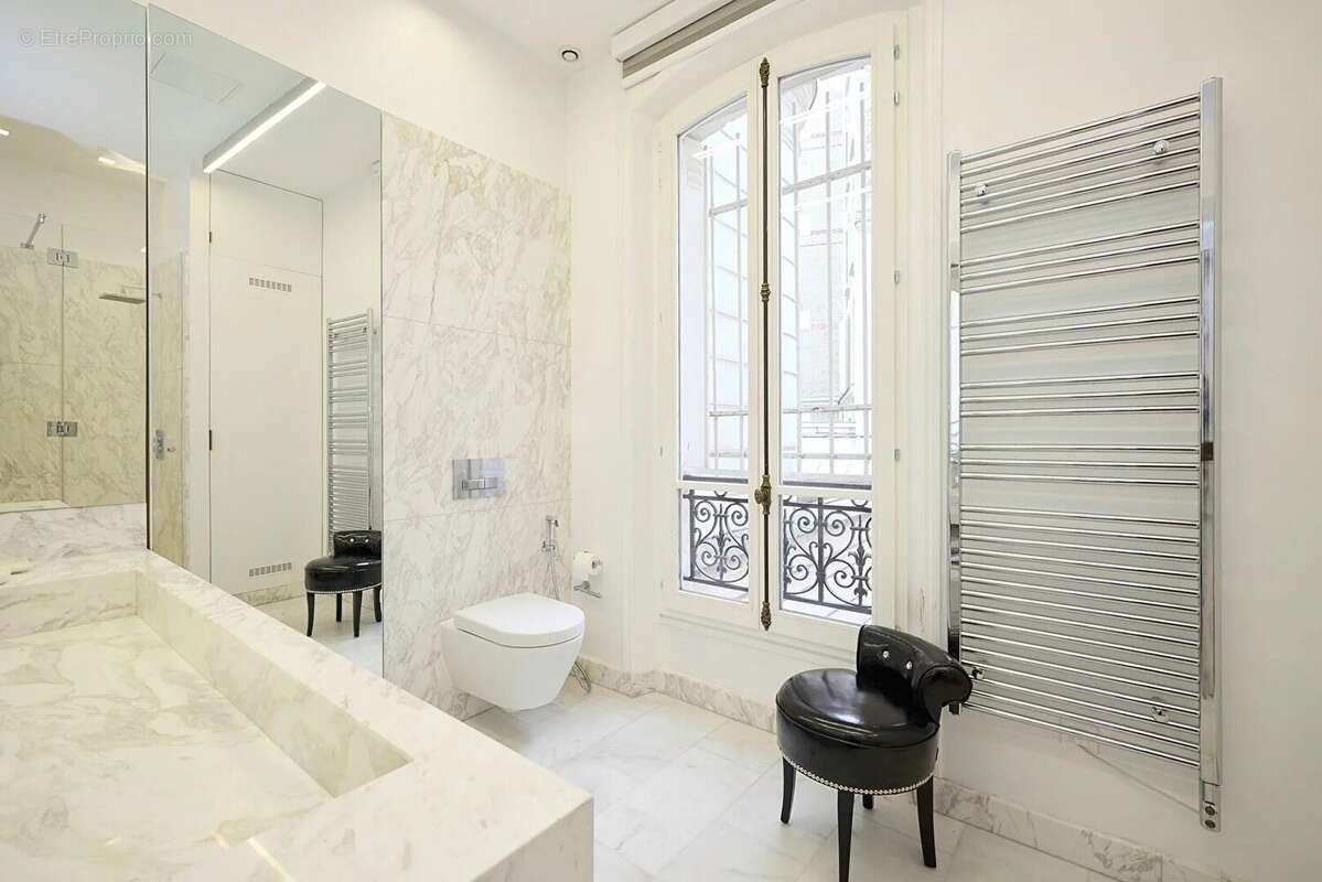 Appartement à PARIS-16E