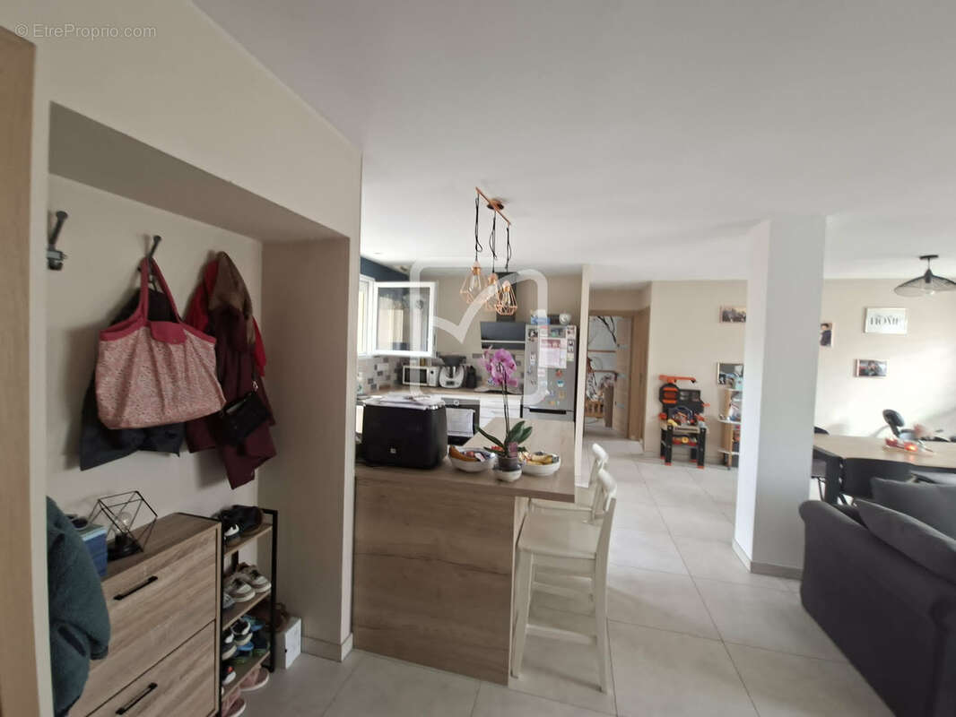 Maison rénovée sous-sol , 2 chambres terrain 741 m2 - photo 3