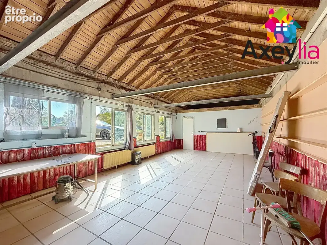 A vendre - commelle-vernay - maison en partie rénovée avec trois chambres, bureau, terrasse, dépendance aménag - photo 12