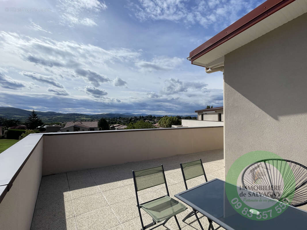 Appartement à LA TOUR-DE-SALVAGNY